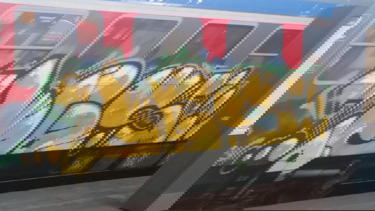 Graffiti Train - Photo by Hobbyspotter - dgs (2015)