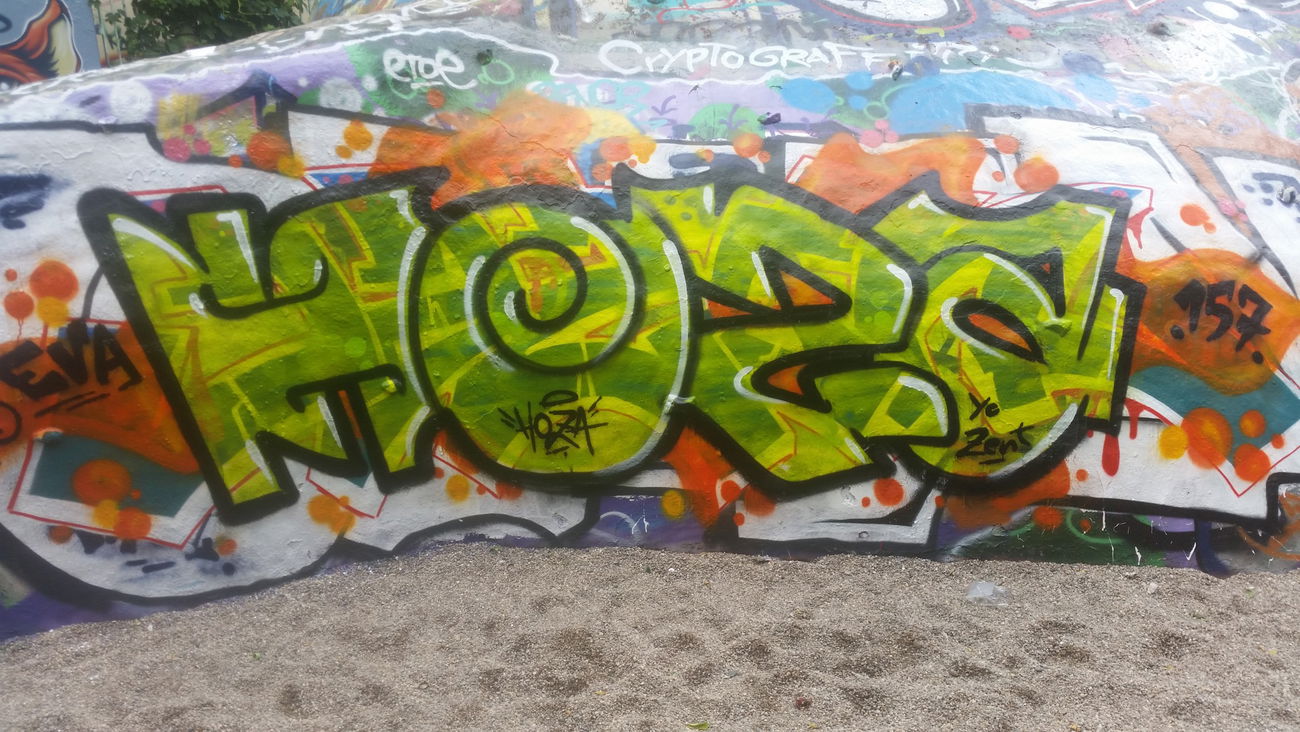 Graffiti Wall - Photo by HozaOne - hoza, emu