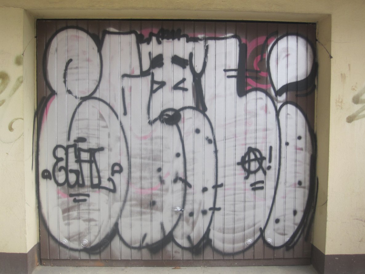 Graffiti Bombing - Photo by IG0R - Egal