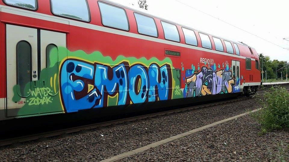 Graffiti Train - Photo by ILikeBigButts - emon