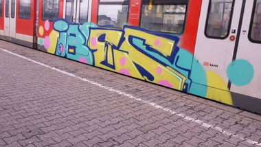 Graffiti Train - Photo by ILikeBigButts - ibes