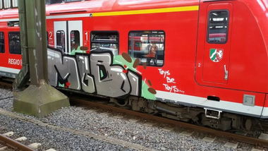 Graffiti Train - Photo by ILikeBigButts - mgb