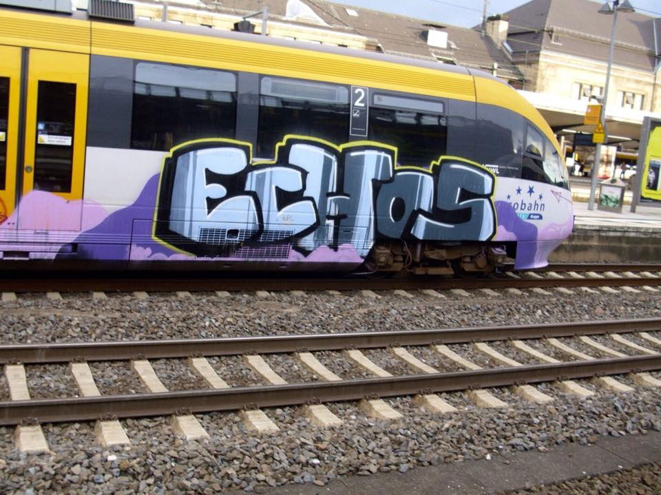 Graffiti Train - Photo by ILikeBigButts - echos