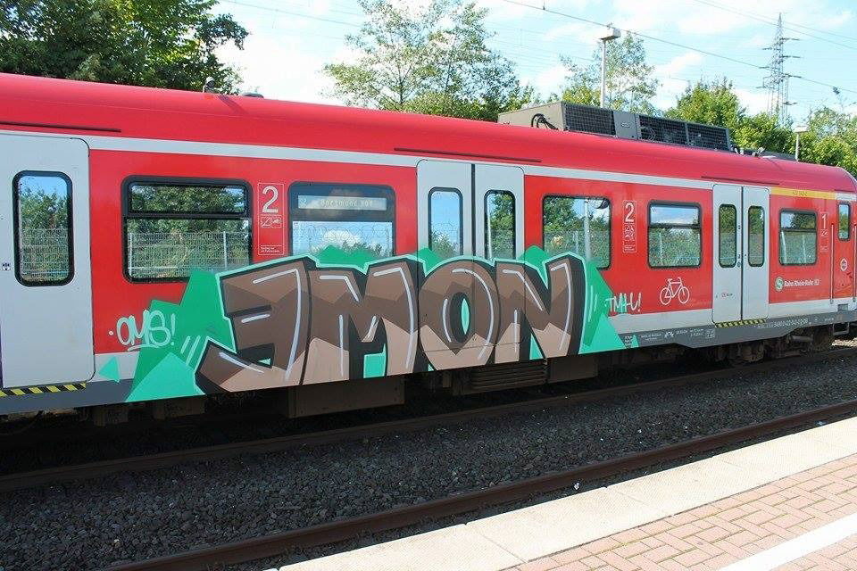 Graffiti Train - Photo by ILikeBigButts - emon