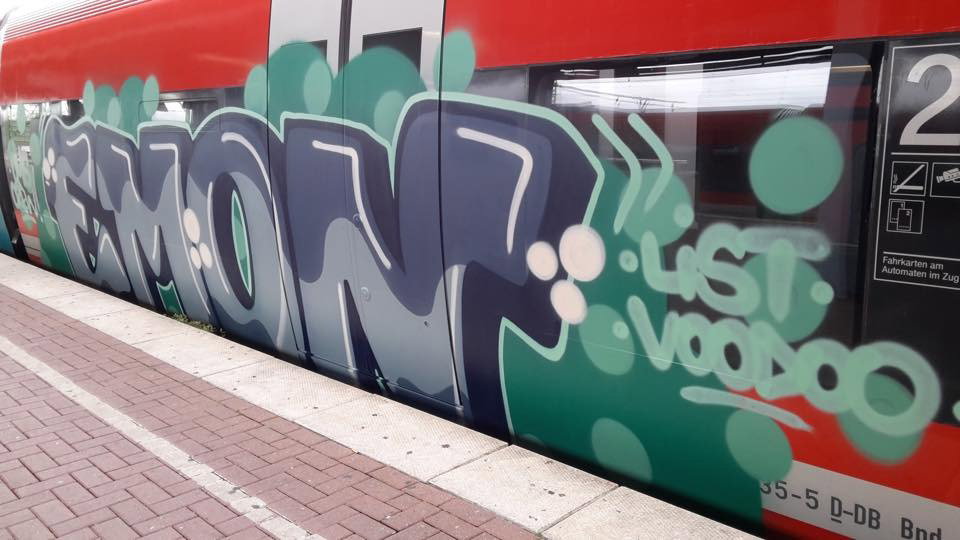 Graffiti Train - Photo by ILikeBigButts - emon