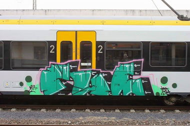 Graffiti Train - Photo by ILikeBigButts - rue