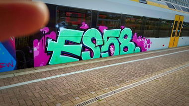 Graffiti Train - Photo by ILikeBigButts - es58