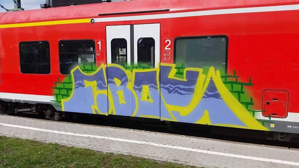 Graffiti Train - Photo by ILikeBigButts - fboy
