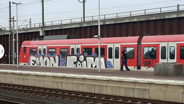 Graffiti Train - Photo by ILikeBigButts - emon, foim