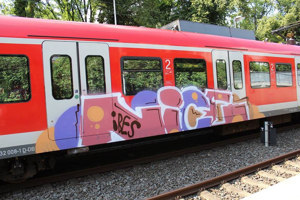 Graffiti Train - Photo by ILikeBigButts - nice