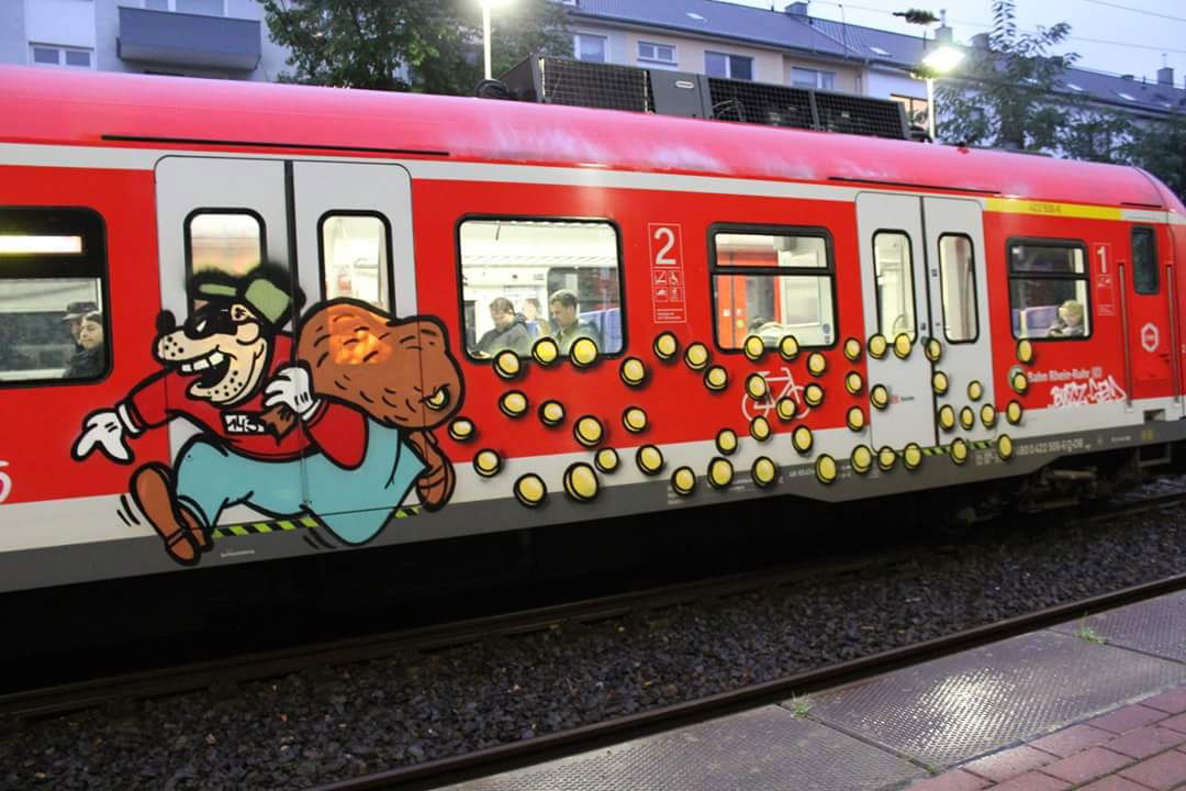Graffiti Train - Photo by ILikeBigButts - screw
