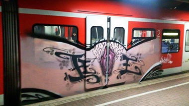 Graffiti Train - Photo by ILikeBigButts - hoe