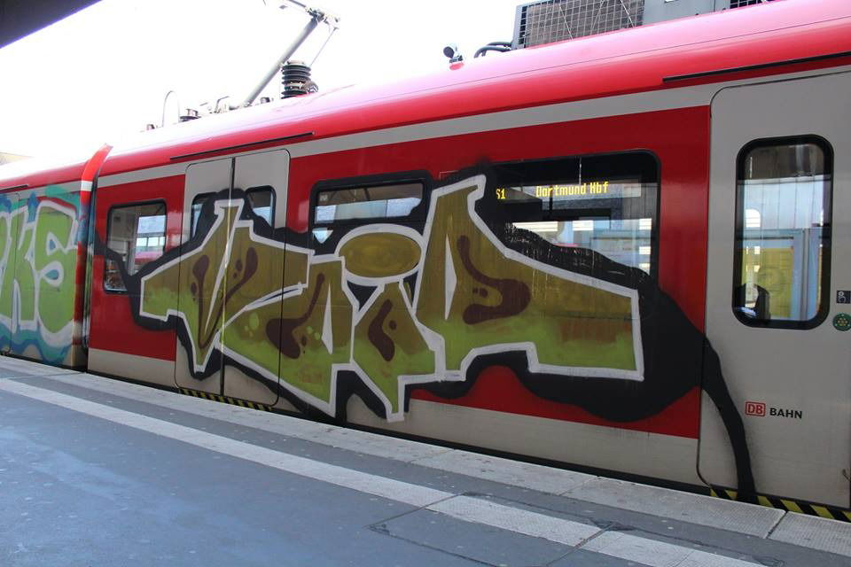 Graffiti Train - Photo by ILikeBigButts - void