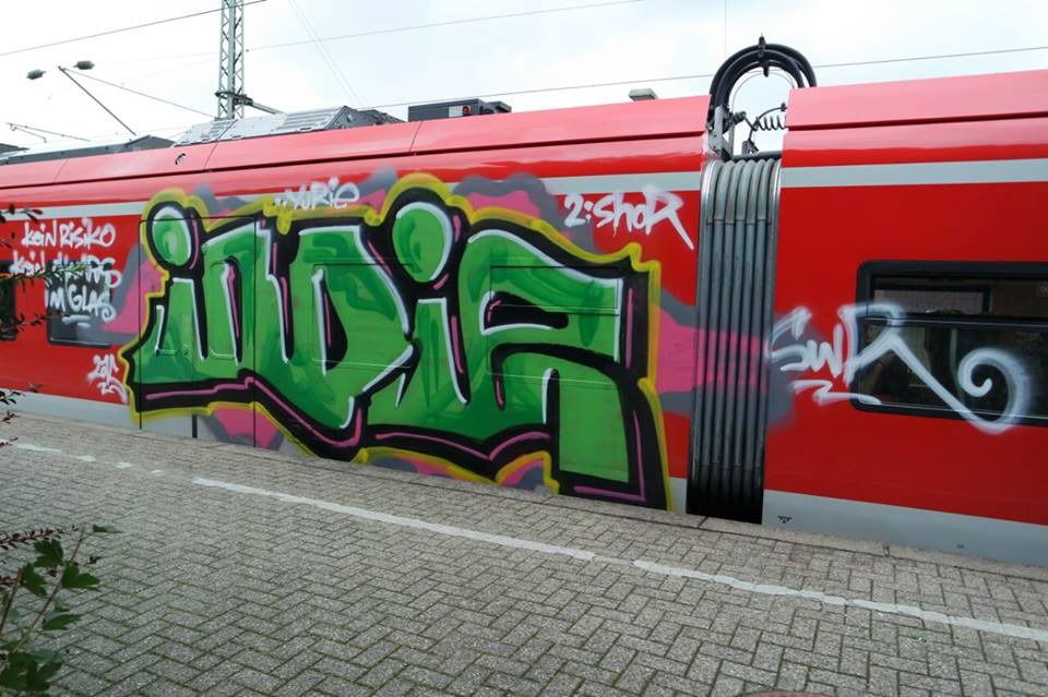 Graffiti Train - Photo by ILikeBigButts - indie