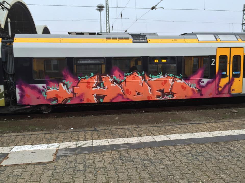 Graffiti Train - Photo by ILikeBigButts - hoe