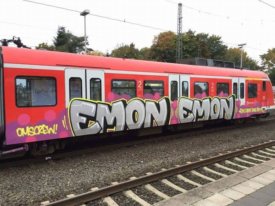 Graffiti Train - Photo by ILikeBigButts - emon