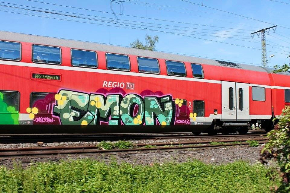 Graffiti Train - Photo by ILikeBigButts - emon