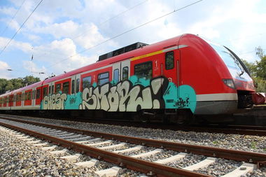 Graffiti Train - Photo by ILikeBigButts - smor