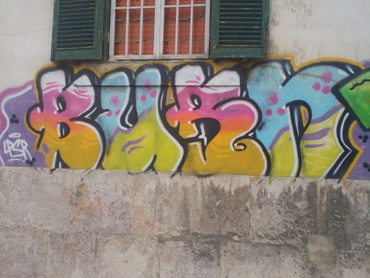 Graffiti Wall - Photo by INOX23