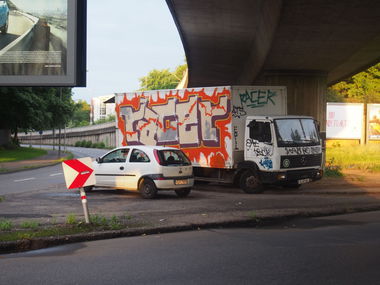 Graffiti Bombing in Köln - Photo by Ihrefeld1 - Racer