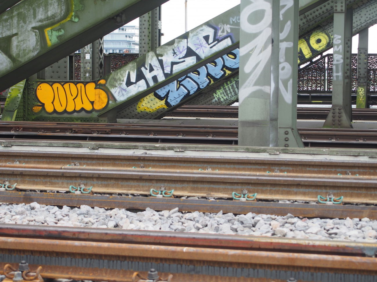 Graffiti Bombing in Köln - Photo by Ihrefeld1 - Topas, Care, Zippo