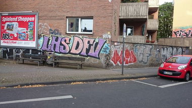 Graffiti Bombing in Köln - Photo by Ihrefeld1 - LHS, DFV, CF