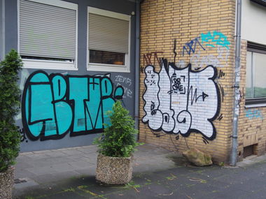 Graffiti Bombing in Köln - Photo by Ihrefeld1 - Getme, Cage