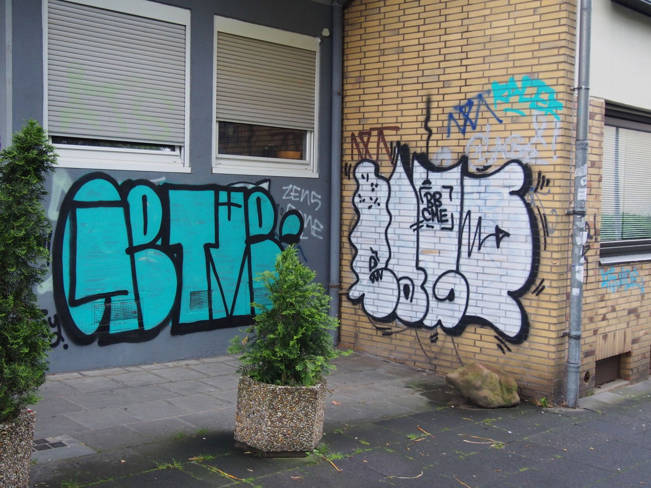 Graffiti Bombing in Köln - Photo by Ihrefeld1 - Getme, Cage