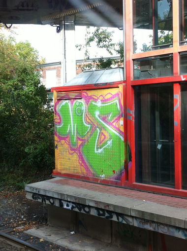 Graffiti Bombing in Köln - Photo by Ihrefeld1 - VÖS (2006)