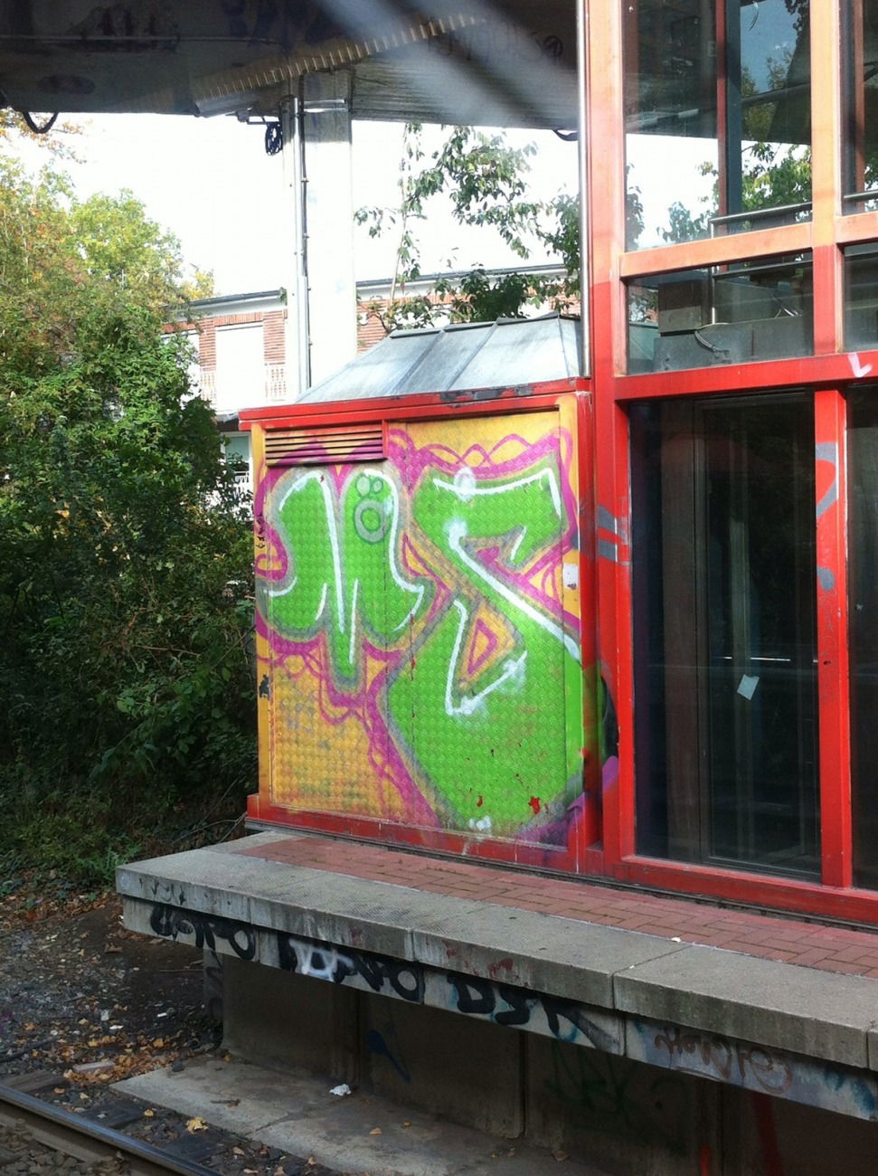 Graffiti Bombing in Köln - Photo by Ihrefeld1 - VÖS (2006)