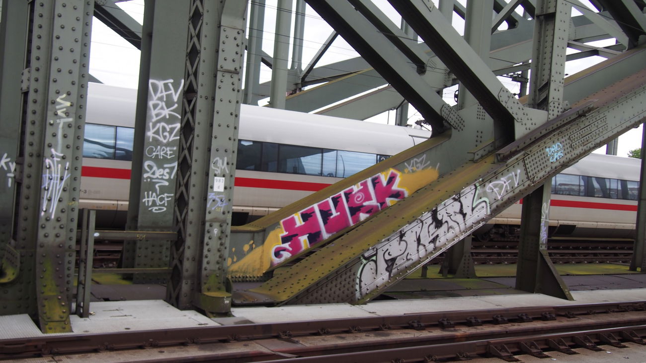 Graffiti Bombing in Köln - Photo by Ihrefeld1 - Hurk, Pokal