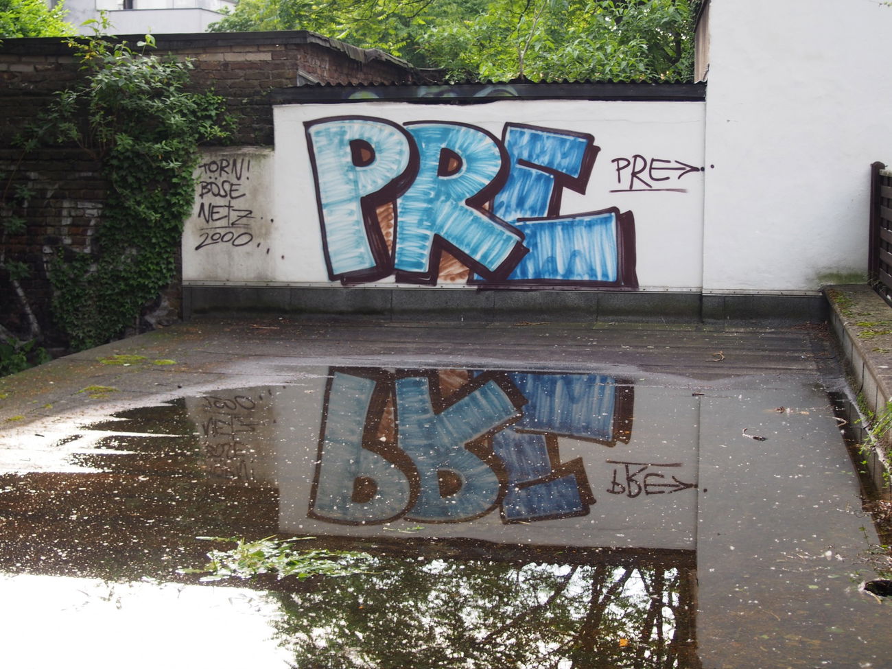 Graffiti Bombing in Köln - Photo by Ihrefeld1 - Pre (2000)