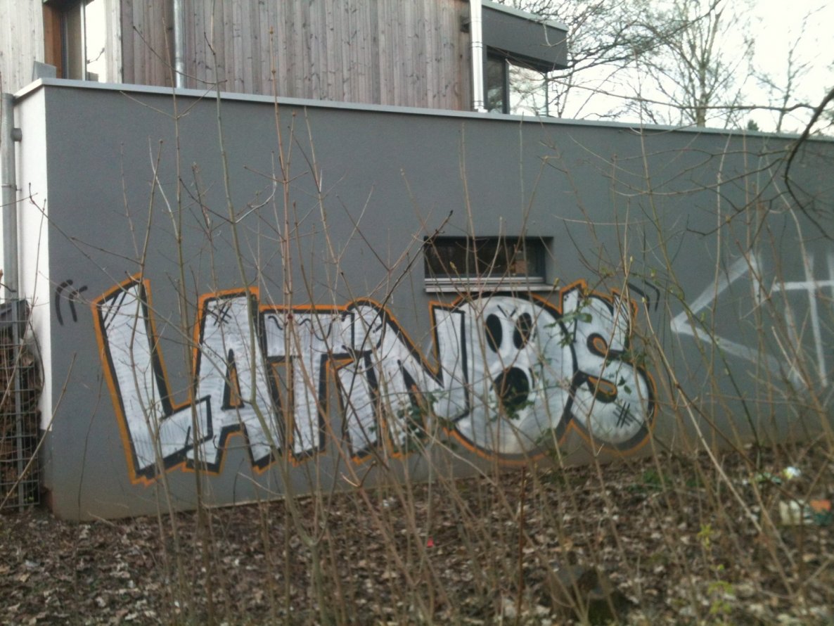 Graffiti Bombing in Köln - Photo by Ihrefeld1 - Latinos, LTN