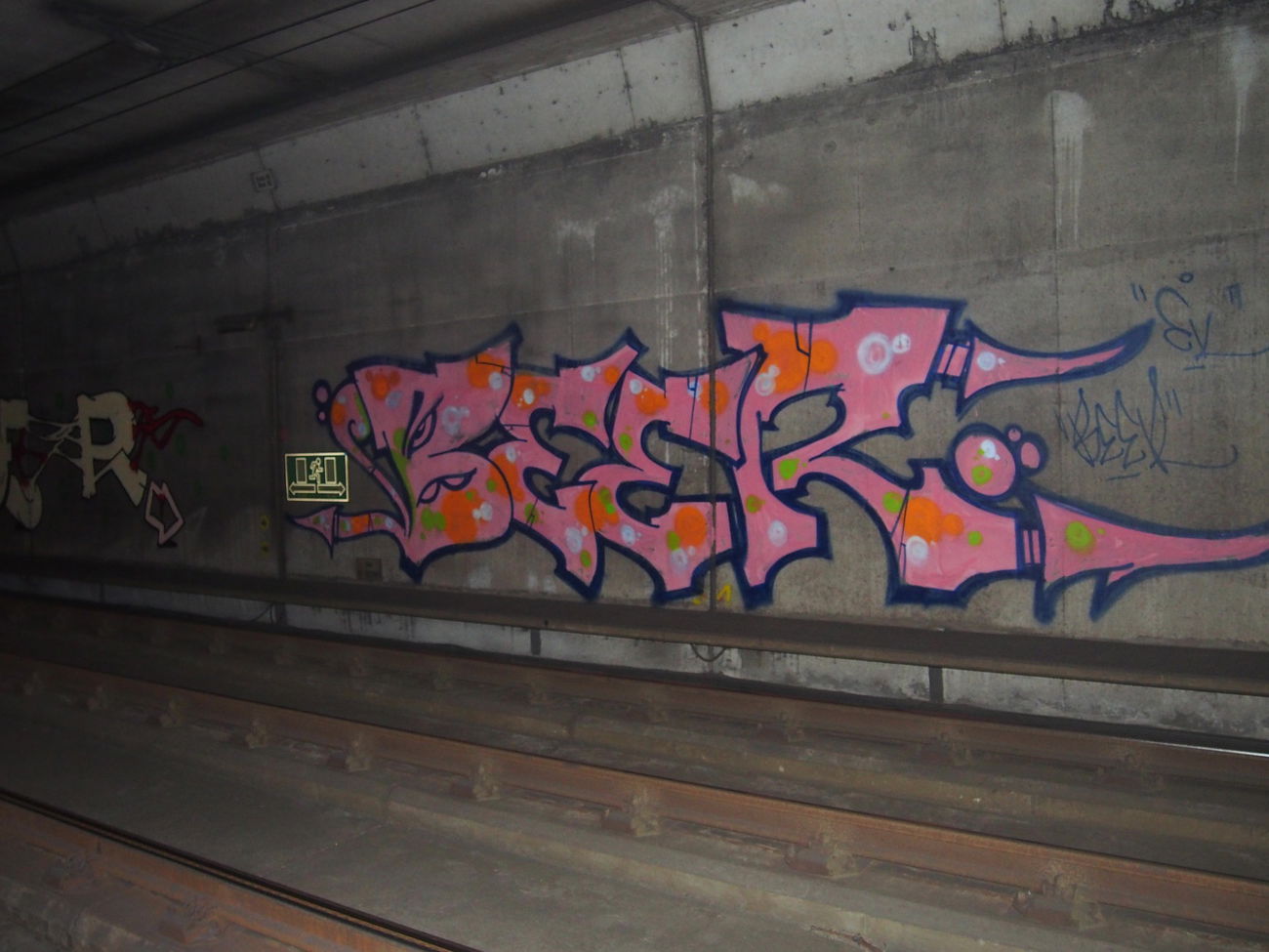 Graffiti Bombing in Köln - Photo by Ihrefeld1 - Beer