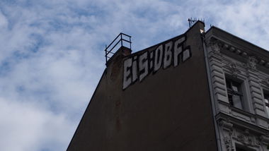 Graffiti Wall in BERLIN - Photo by Ihrefeld1 - Eis, Dbf