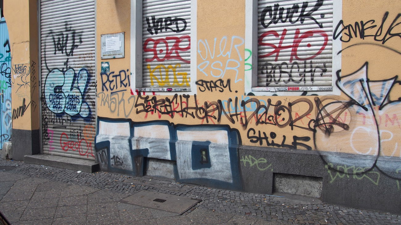 Graffiti Bombing in Berlin - Photo by Ihrefeld1 - Cliff, 110