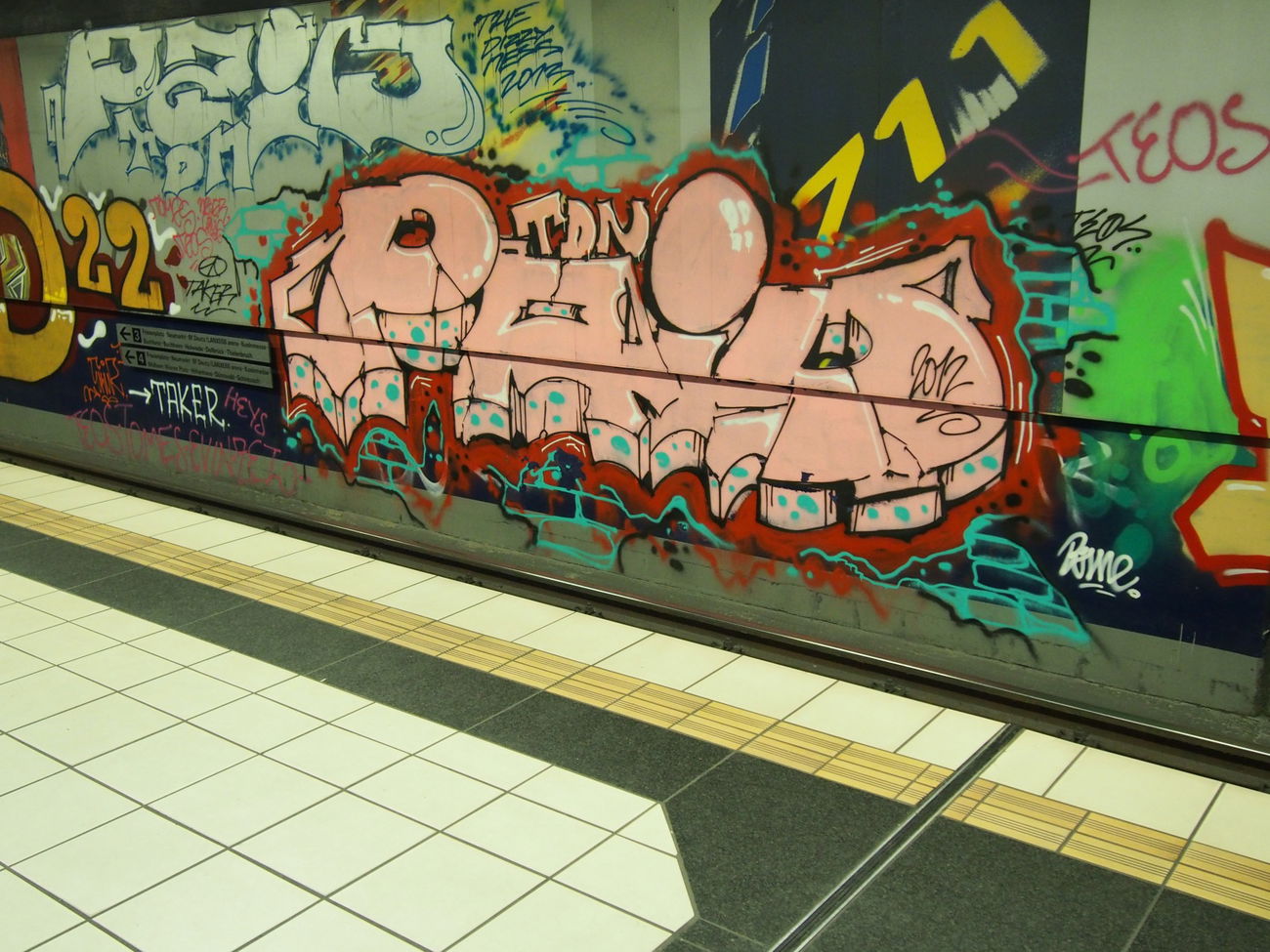 Graffiti Bombing in Köln - Photo by Ihrefeld1 - Paid