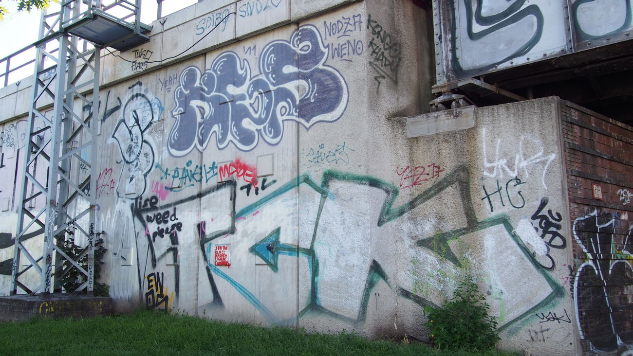 Graffiti Bombing in Berlin - Photo by Ihrefeld1 - Kes, TCK