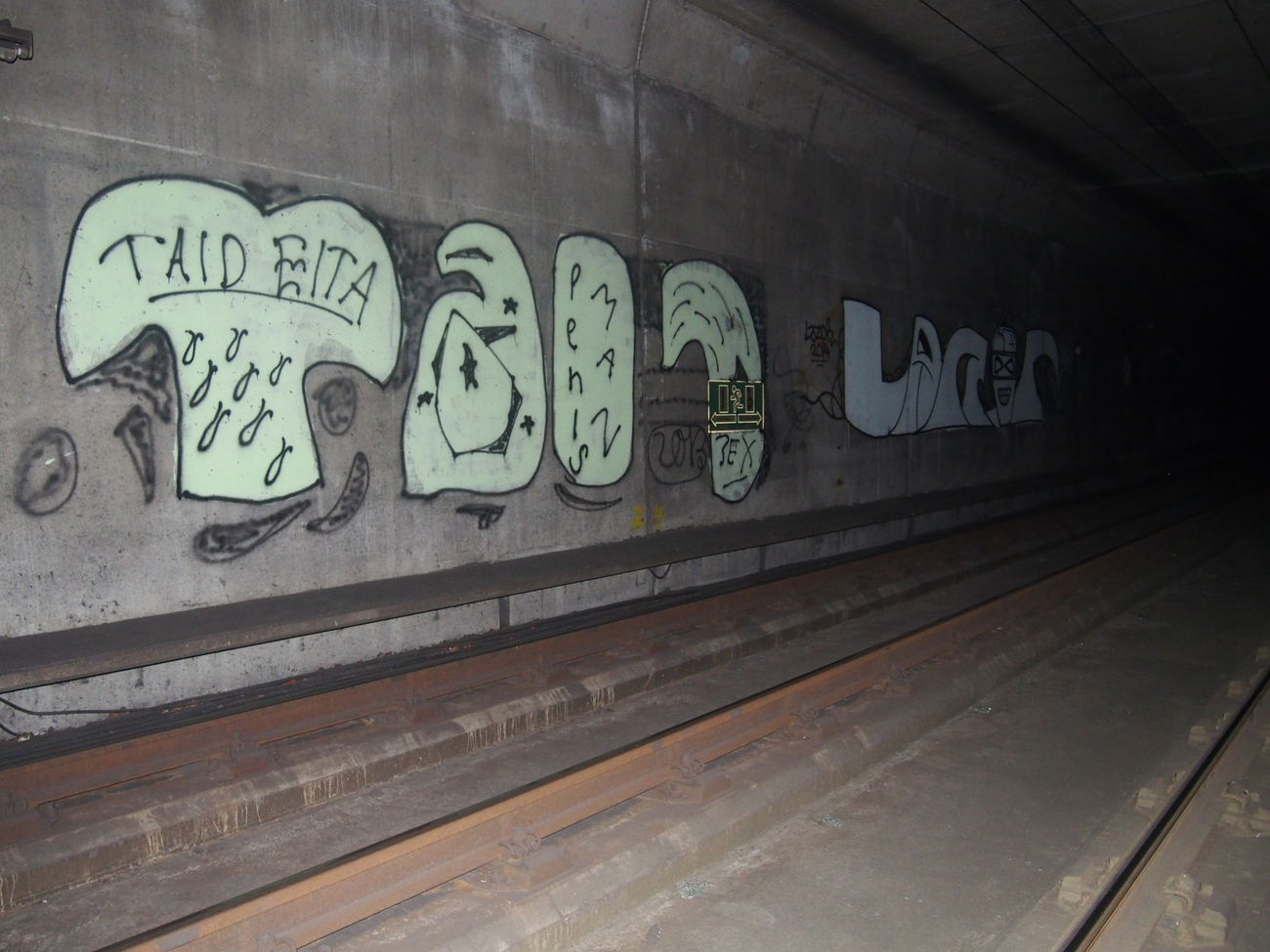 Graffiti Bombing in Köln - Photo by Ihrefeld1 - Taid, Lazor