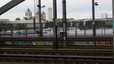 Graffiti Bombing in Köln - Photo by Ihrefeld1 - Rabe