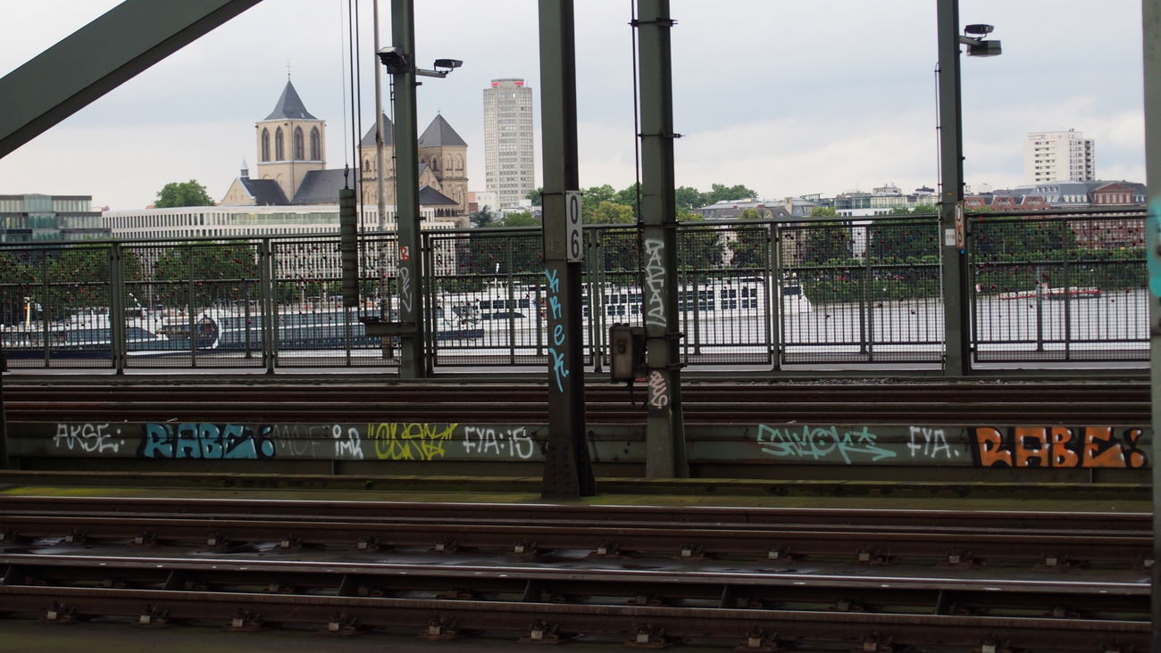 Graffiti Bombing in Köln - Photo by Ihrefeld1 - Rabe