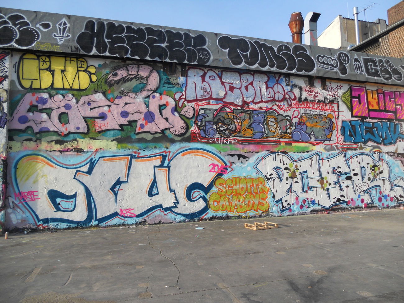 Graffiti in Köln - Photo by Ihrefeld1 - Poer, Oruc, Hezzer (2015)