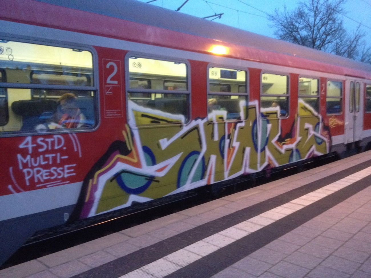 Graffiti Train in Köln - Photo by Ihrefeld1 - Share