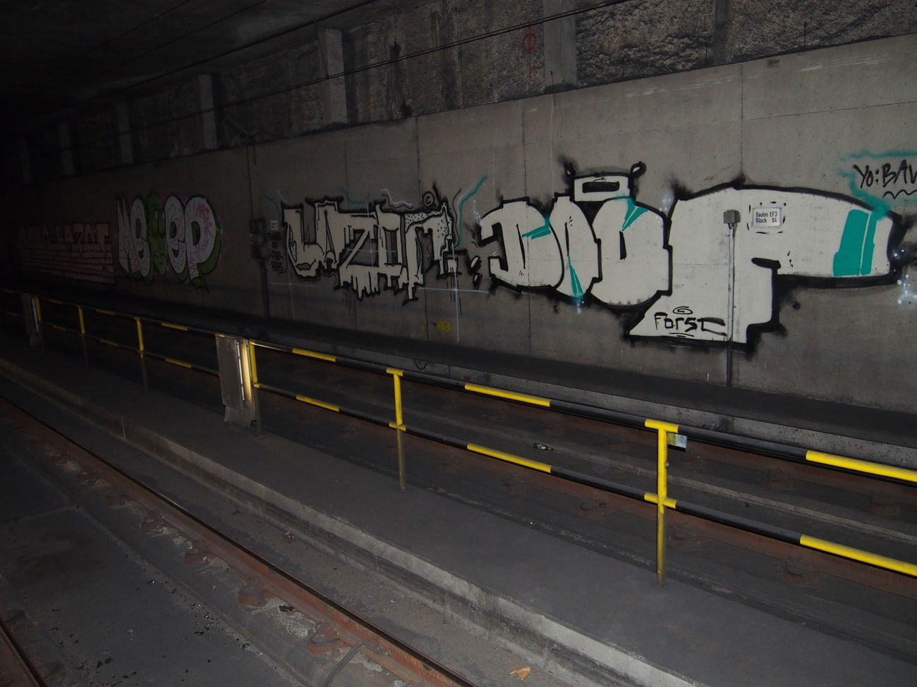 Graffiti Bombing in Köln - Photo by Ihrefeld1 - Lazor, Doof