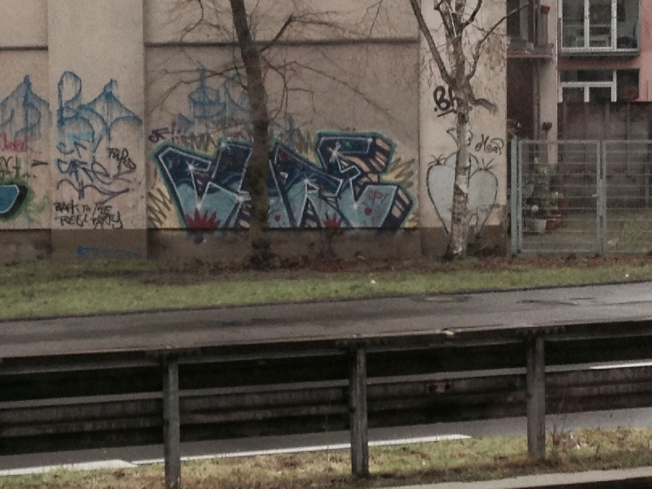 Graffiti Bombing in Köln - Photo by Ihrefeld1 - Care