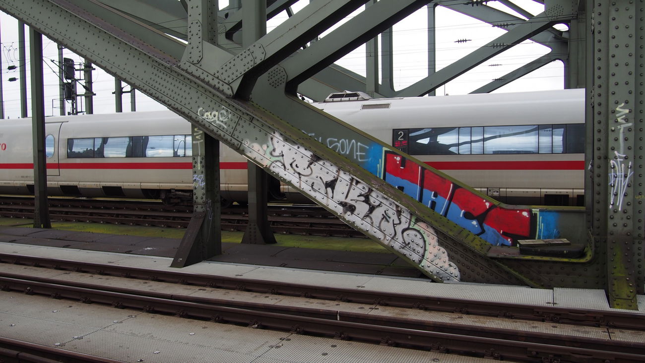 Graffiti Bombing in Köln - Photo by Ihrefeld1 - HACF, Pokal