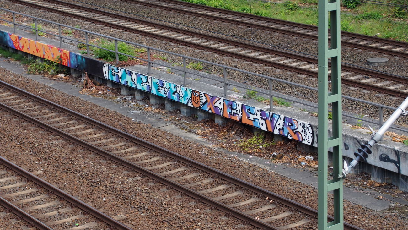 Graffiti Bombing in Berlin - Photo by Ihrefeld1 - Cheezy, Xeevr