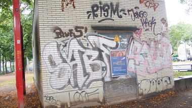 Graffiti Bombing in Köln - Photo by Ihrefeld1 - Sabe, Salut