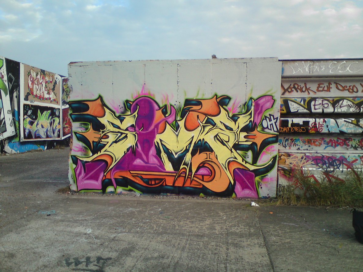 Graffiti Wall - Photo by JJoe - sime