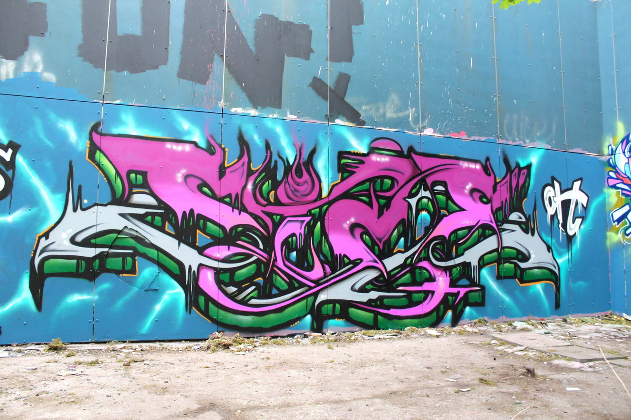 Graffiti Wall - Photo by JJoe - Sime